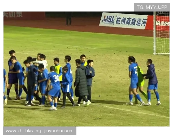 上海足球赛事精彩纷呈 球迷热情高涨见证激烈对抗